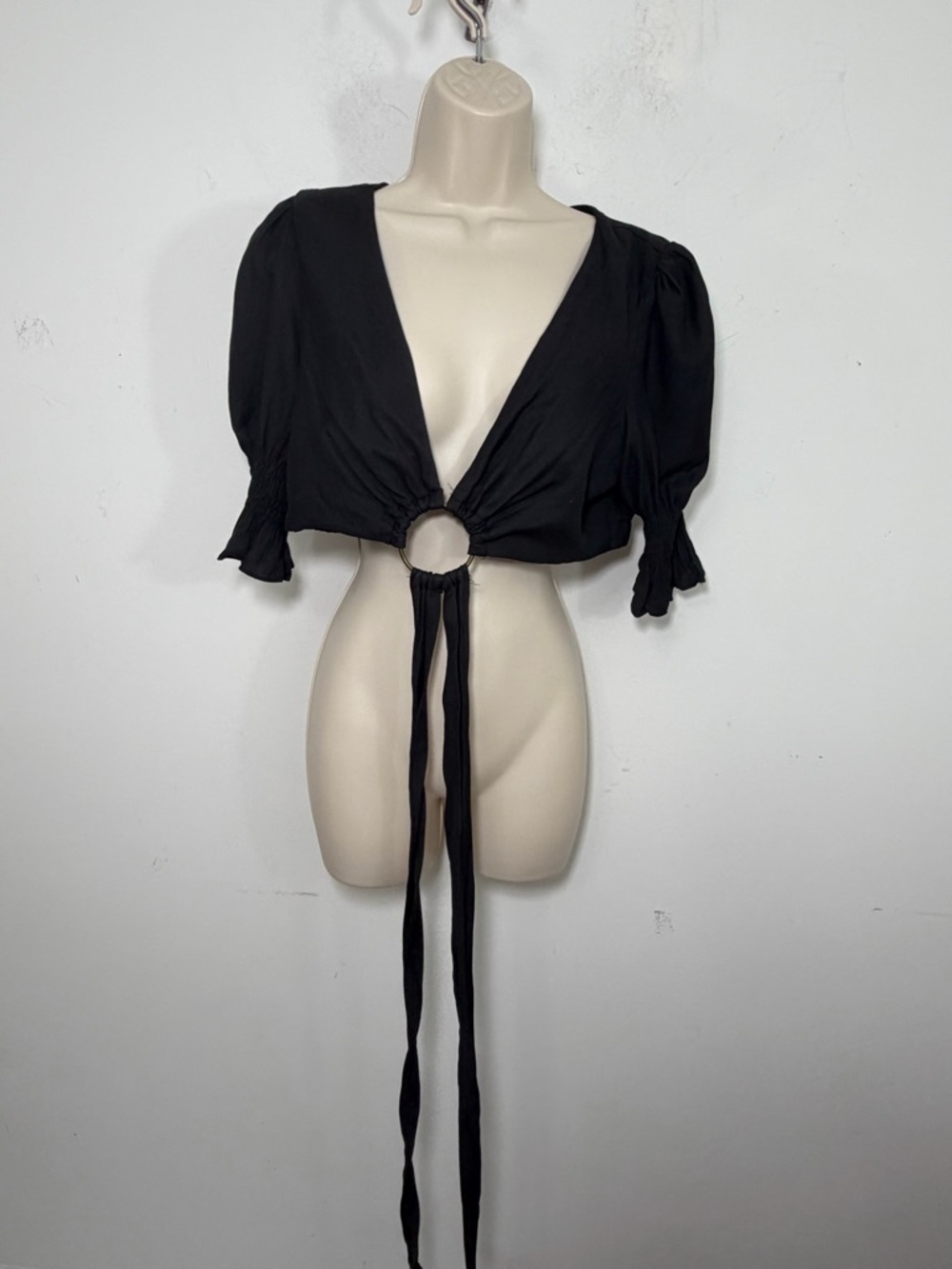 DO+BE Black Ring-Front Wrap Crop Top with Puff Sleeves size large - Picture 4 of 8